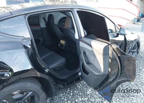 2026 Tesla Model Y Long Range Dual Motor All-Wheel Drive z USA, uszkodzony, nr VIN 7SAYGDED2TF389590